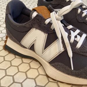 New Balance 327 Sneakers
